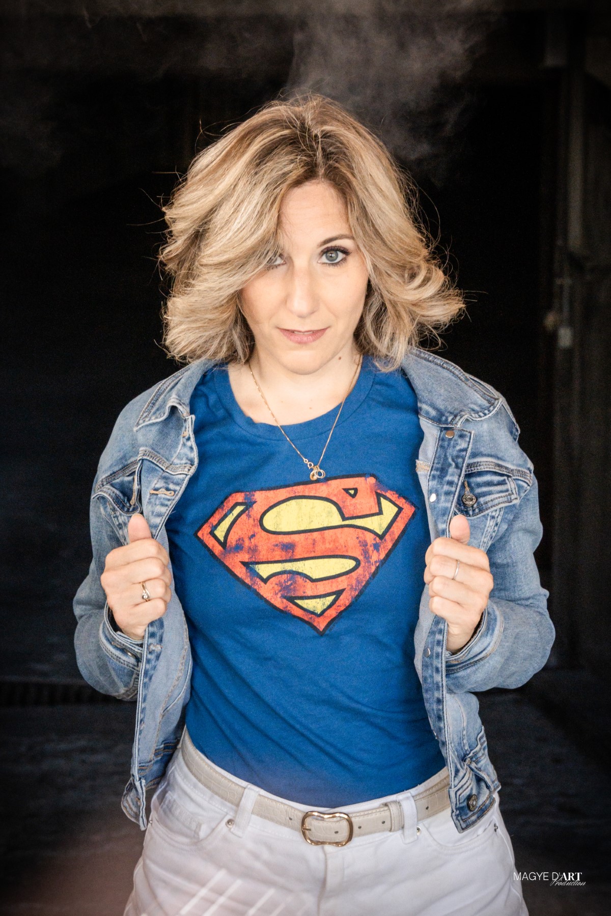 Cécile Flora en mode super-héroïne, portrait inspiré de Superman