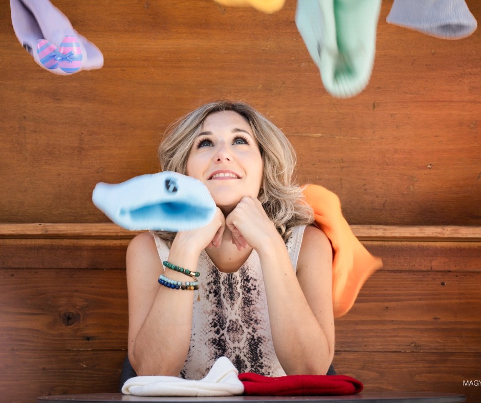 Portrait décalé de Cécile et Flora portant des bonnets, formatrices en Ennéagramme à Annecy