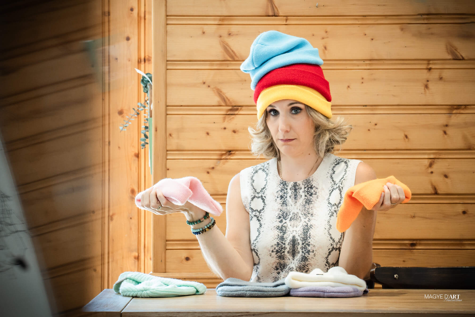 L'experte en profil ennéagramme Cécile Flora fait un portrait décalé avec plusieurs bonnets enfilés